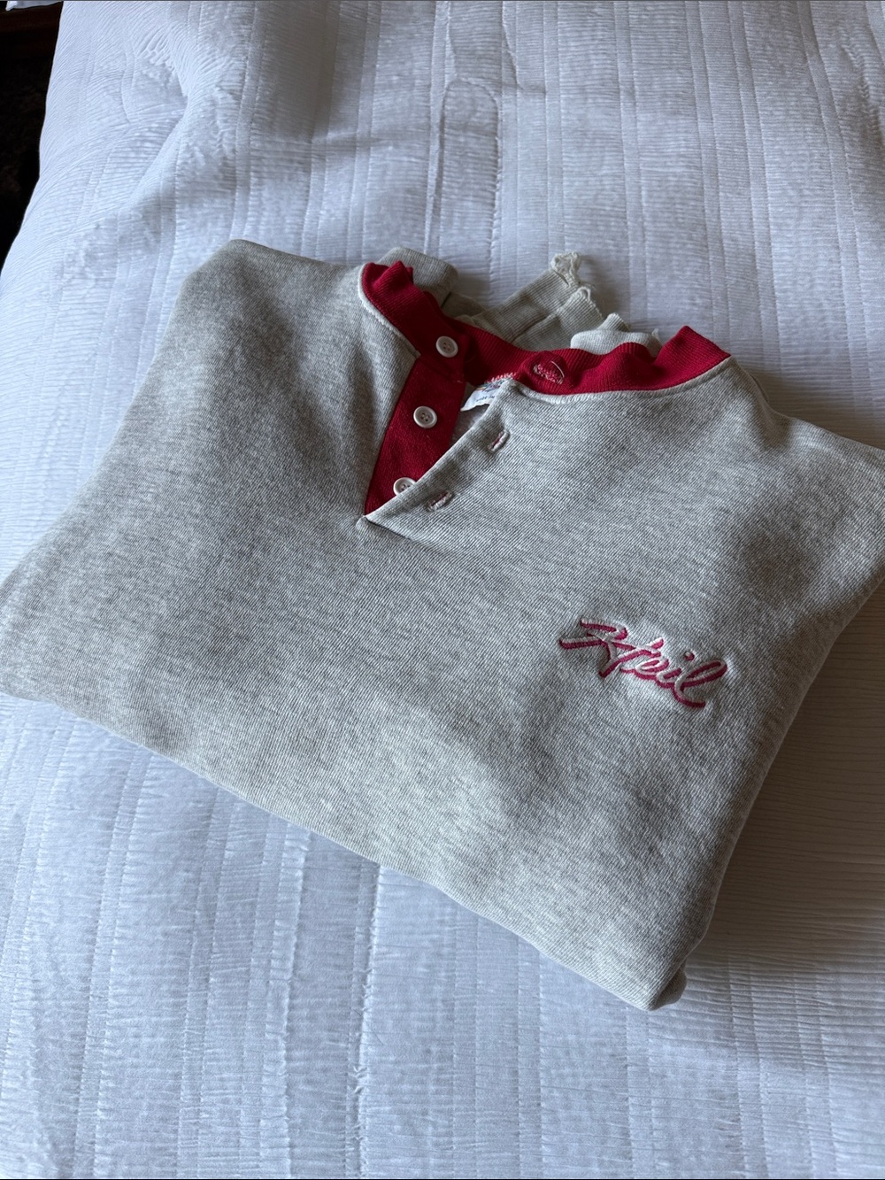 Casual Light Gray Crewneck Sweatshirt with Red Trim